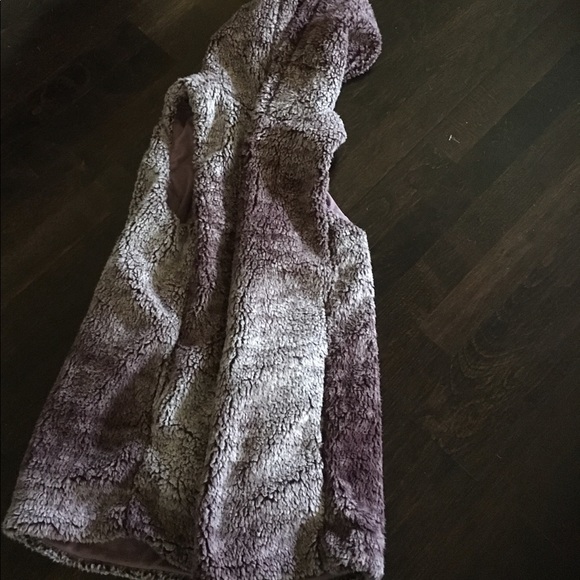 Soft vest with hood - Picture 3 of 3